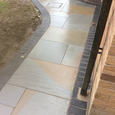 Sawn Versuro (silver multi) installed with Charcoal Block Edgings