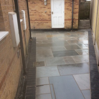 Sawn Versuro (silver multi) installed with Charcoal Block Edgings