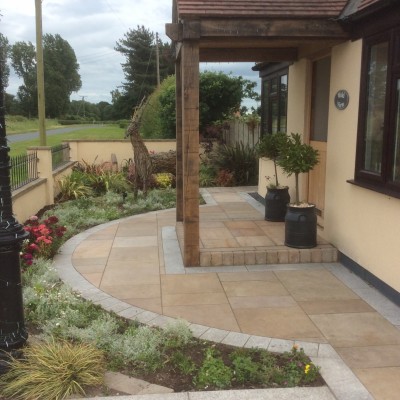 Antique Style Paving with Deco Setts