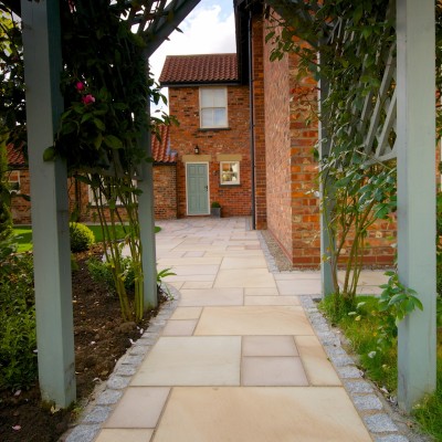 Sawn Versuro paving (random style) and linear paving with silver granite blocks running through