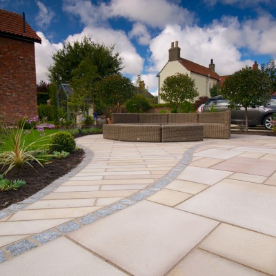 Sawn Versuro paving (random style) and linear paving with silver granite blocks running through