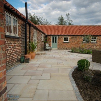 Sawn Versuro paving (random style) and linear paving with silver granite blocks running through