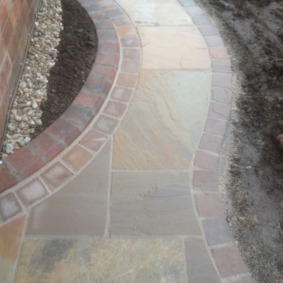 Indian stone cobble setts with discrete man hole